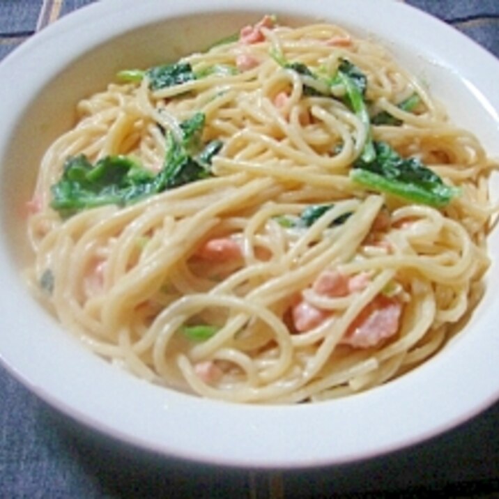 ほうれん草とサーモンのクリームパスタ